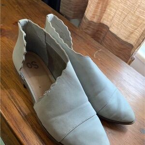 SO Women's Scalloped Flats in Light Gray